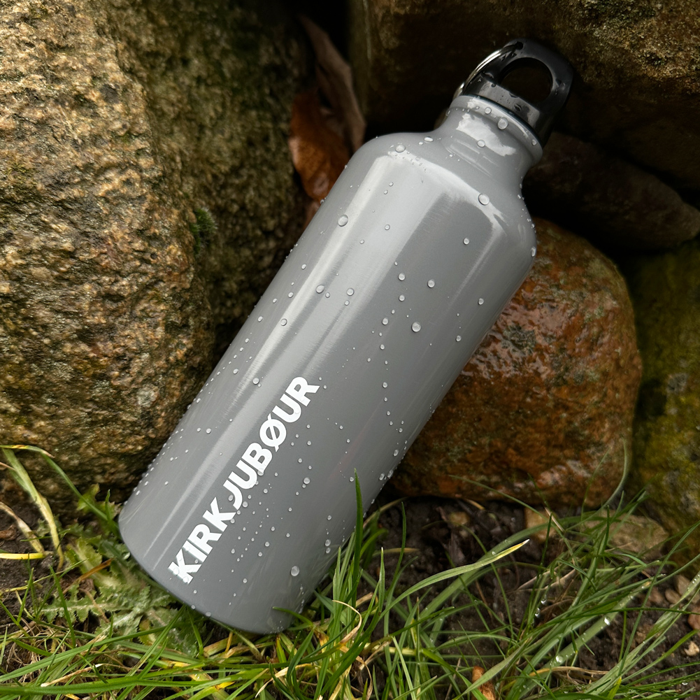 Kirkjubøur® Frigus - Borraccia per esterni, 600 ml, lavabile in lavastoviglie, in alluminio, resistente e leggero, con tappo a vite a prova di perdite e moschettone sul coperchio (grigio