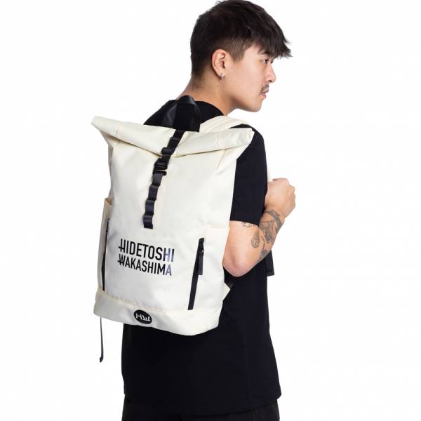 HIDETOSHI WAKASHIMA &quot;Ageo&quot; Mochila enrollable beis